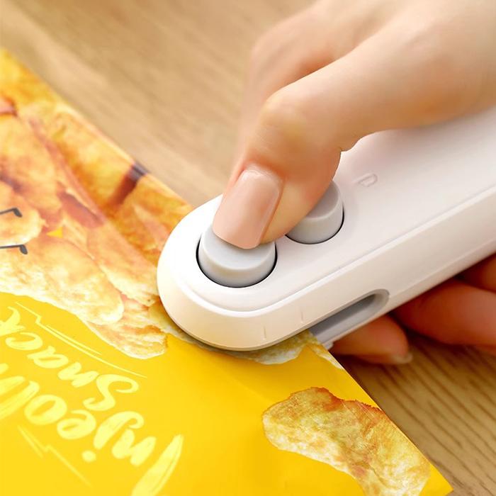 Snacks Mini Bag Sealer, Rechargeable 2 in 1 Bag Heat Sealer with Cutter for Chip , Plastic Bag Resealer Keep Food Fresh, Sellador de bolsas Plasticas, White